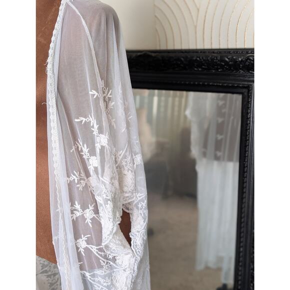 Romantic Sheer Lace Embroidered Kimono Duster Festival Size L
Urban Outfitters - Picture 3 of 9